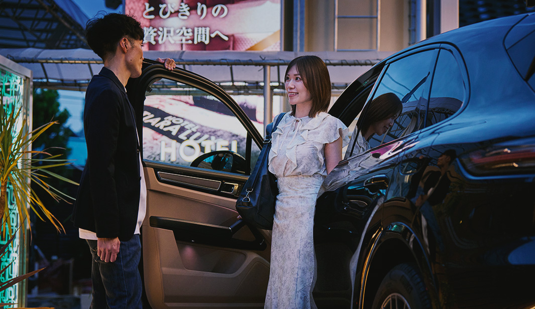車から降りるシーン